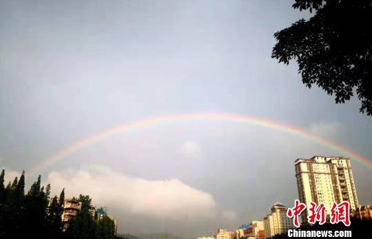 暴雨过后，四川自贡天空现美丽完整彩虹。　钟欣 摄