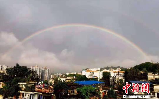 暴雨过后，四川自贡天空现美丽完整彩虹。　钟欣 摄