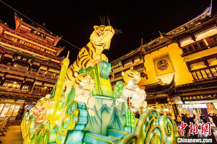 上海豫园“老虎彩灯”正式点亮航天、冬奥元素“点睛”